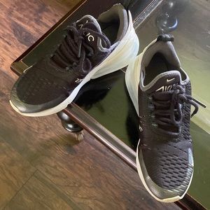 Nike Air 270 Youth size 4 Black white clear heel